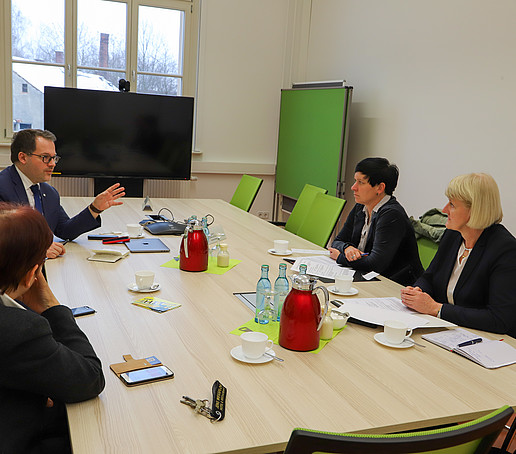 Gesprächsrunde mit vier Teilnehmenden