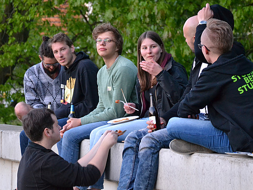 Studierende von beiden Standorten beim teambildenden Grillen am 1. Workshoptag