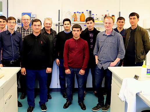 Turkmenische Studenten auf Labor-Rundgang auf dem Zittauer Campus der HSZG