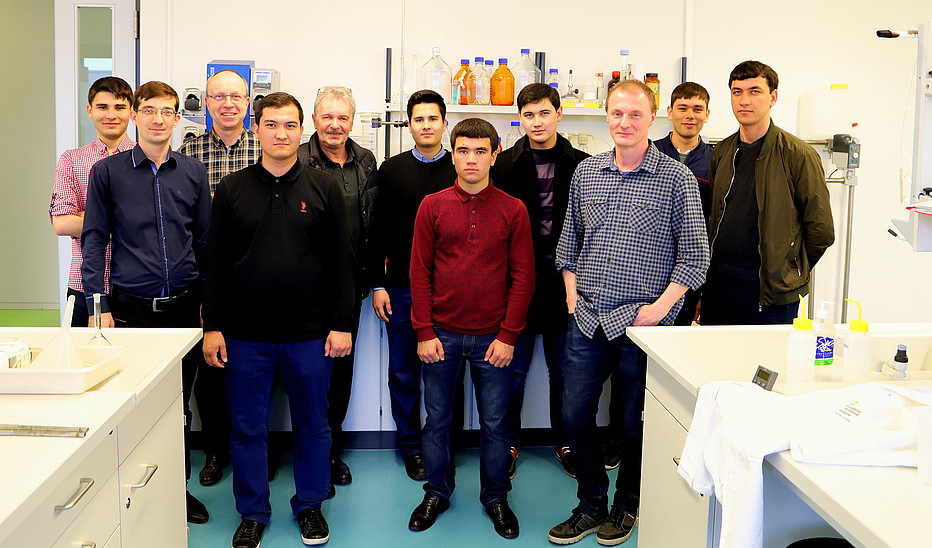 Foto: HSZG Turkmenische Studenten auf Labor-Rundgang auf dem Zittauer Campus der HSZG