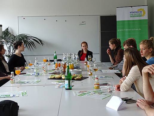 Masterstudierende diskutierten im Landtag mit Politikerin
