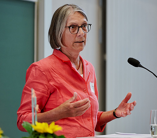 Staatssekretärin Dr. Andrea Franke am Mikro im Hörsaal am Rednerpult.