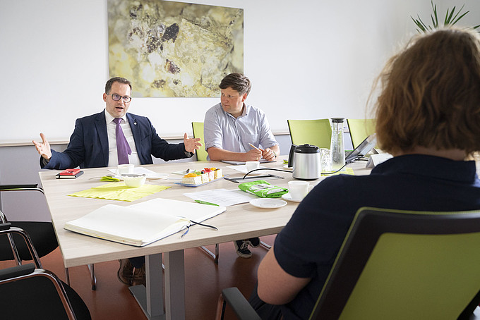 Rector Prof. Dr.-Ing. Alexander Kratzsch and Daniel Winkler, Head of University Didactics at our university, in discussion.