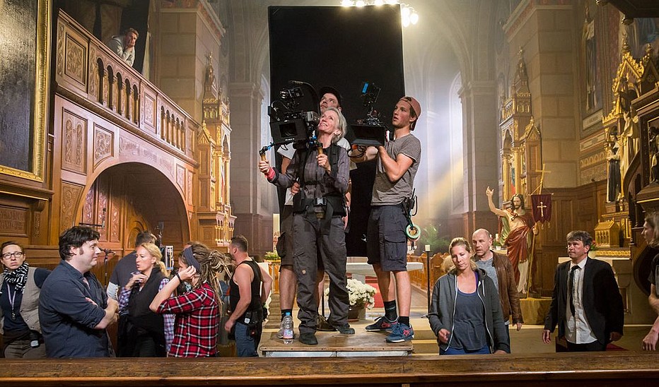 Foto: Molina Film - Steffen Junghans In einem Filmset steht eine Gruppe von Kameraleuten und hält Kameras in den Händen.