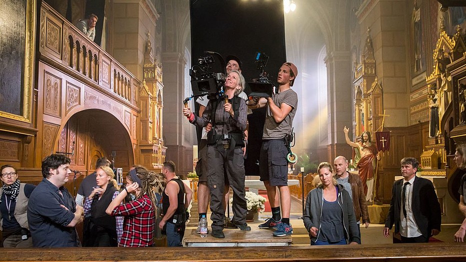 Foto: Molina Film - Steffen Junghans In einem Filmset steht eine Gruppe von Kameraleuten und hält Kameras in den Händen.