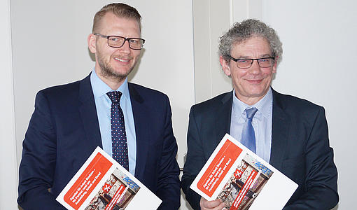 Mit der Kooperationsvereinbarung legen Thomas Berndt, Vorsitzender der Geschäftsführung der Agentur für Arbeit Bautzen (links), und Professor Friedrich Albrecht, Rektor der HSZG (rechts) die Standards für die vertiefte Zusammenarbeit fest.