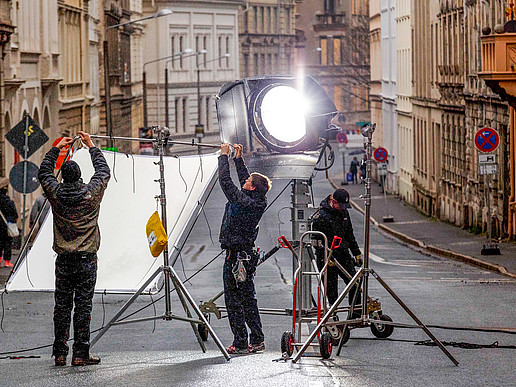 A film set in a street in Görlitz. Employees set up lamps.
