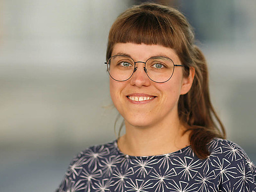Die Professorin Nadine Jukschat lächelt in die Kamera.