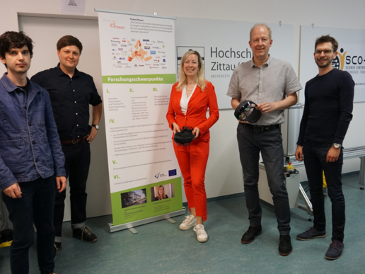 From left to right: Kazimierz Przybysz, Daniel Winkler, Prof. Sophia Keil, Josef Rüthers (Infineon Technologies AG) and Fabian Lindner in the SCO-TTi SCM-Lab
