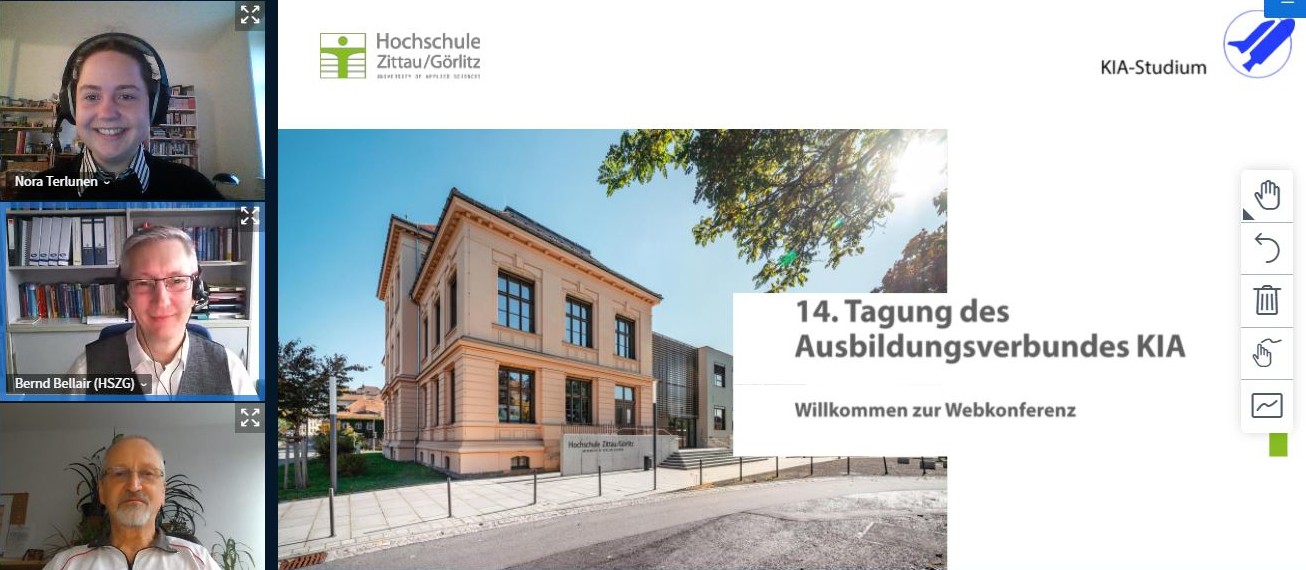 Screenshot: HSZG Ein Screenshot von einer Online-Sitzung. Drei Teilnehmende sind per Kamera zugeschaltet und lächeln.