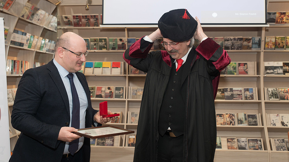 Rektor Giga Zedania, Staatliche Ilia Universität Tiflis, überreicht Prof. Matthias Theodor Vogt den Talar, die Urkunde und die Medaille zum Doctor iuris honoris causa