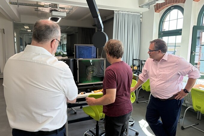 Presentation of the DLR_School_Lab by Dr. Thomas Fester and Christian Tiller.