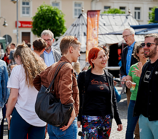 Feiernde Menschen beim Friedensfest