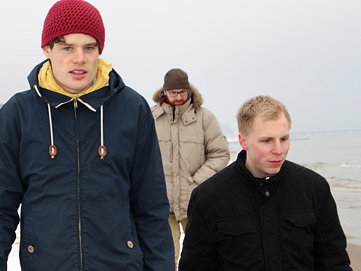 Studenten am Strand, während ihrer Workshop Woche auf der Insel Usedom