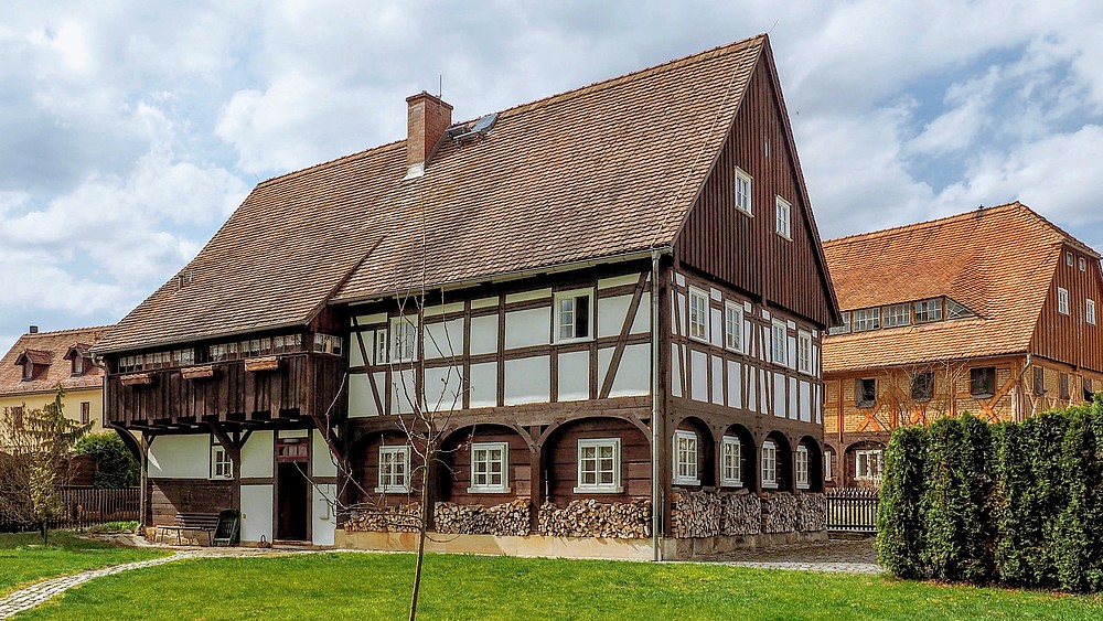 Umgebindehäuser sind in der Oberlausitz der Hingucker. Zu sehen ist ein Umgebindehaus im Frühling.