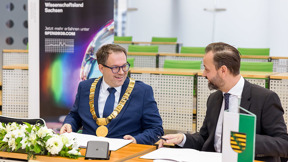 Rector Prof. Dr. Alexander Kratzsch and Science Minister Sebastian Gemkow sign the target agreement.