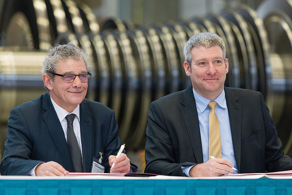 Prof. Dr. Friedrich Albrecht (Rektor HSZG) und Ronald Schmidt (Leiter des Siemens-Geschäftes Industriedampfturbinen) unterzeichnen eine Absichtserklärung 