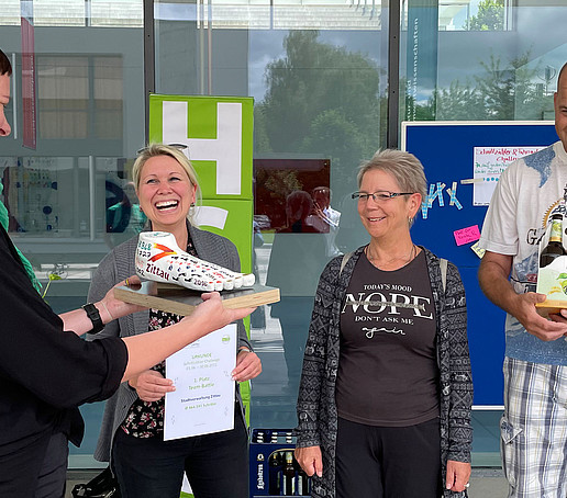 Ulrike Bobek hands over the trophy fus to the Zittau city administration team.