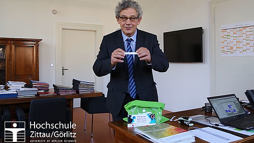 Der Rektor der Hochschule Zittau/Görlitz, Prof. Friedrich Albrecht, bei der Auslosung der GewinnerInnen