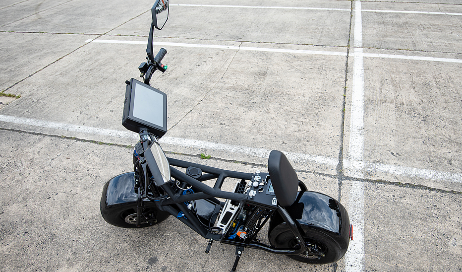 Foto: Martin Kunack Wasserstoff-Scooter stehend