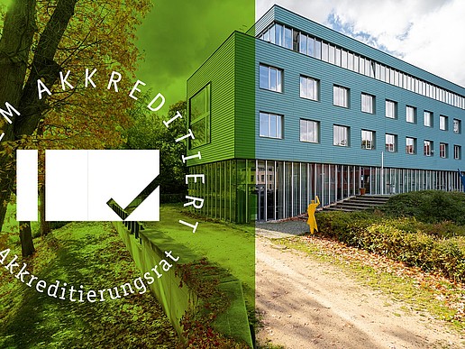 Im Hintergrund ist der Standort Görlitz der Hochschule zu sehen und im Vordergrund das Logo der Systemakkredierung