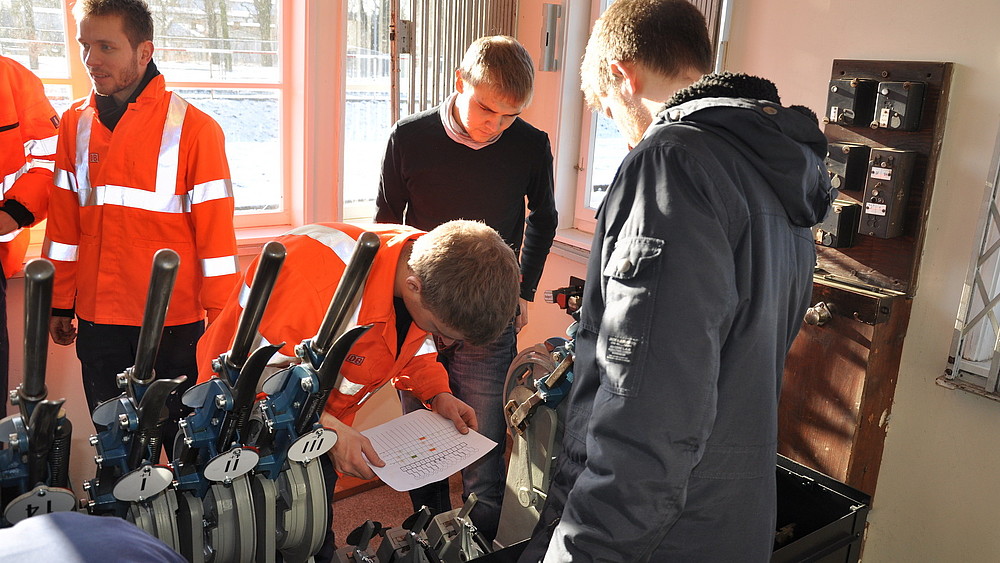 Studenten des Studienganges Elektrotechnik haben in ihrer Freizeit im Zeitraum eines Jahre die Anlage ertüchtigt