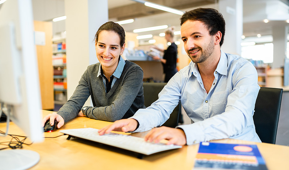 Digitale Hochschulbildung an der HSZG Zwei Studierende (männilich und weiblich) sitzen vor einem Computerbildschirm