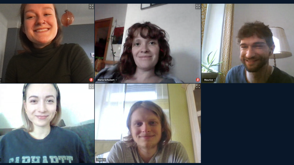 Fünf Masterstudierende der Forschungsgruppe Kommunikationsprozesse in Pandemiezeiten lächeln bei einer Onlinekonferenz in die Kamera. 