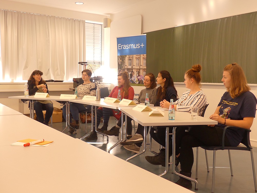 Teilnehmer der Podiumsdiskussion (v.l.n.r.): Stephanie Ludwig, Lorena Meusel, Magdalena Rohlf, Mariele Groß, Niyara Mamiyeva, Kseniia Vislova, Carolin Renner