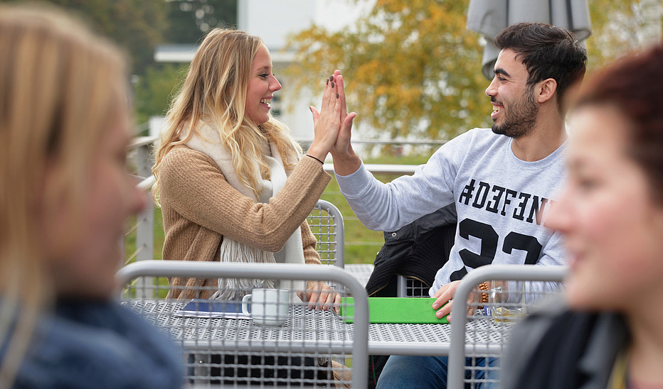 Foto: Hagen Immel für HSZG Studentin und Student klatschen sich ab.