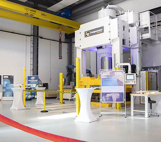 View of the Fraunhofer extension with the new technical center in Zittau. The large hot press is in the background.