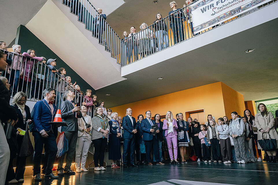 Group photo of all participants, guests, and students at the Terppenhaus.