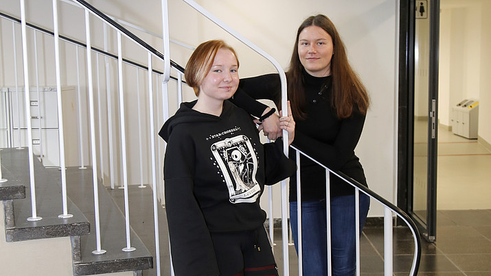 Laura und Julia lächeln in die Kamera.