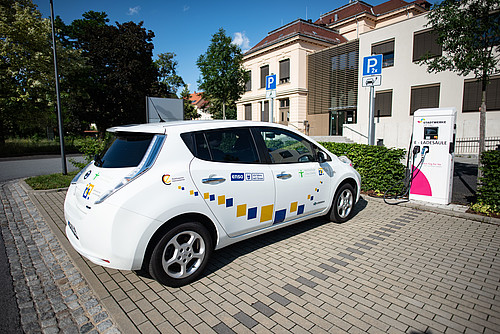 Ein Elektroauto steht auf dem E-Parkplatz vor dem Haus Z eins der HSZG.