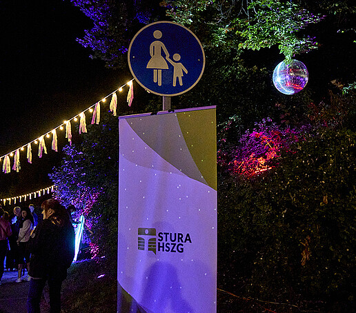 The StuRa roll-up is based on a pedestrian sign.