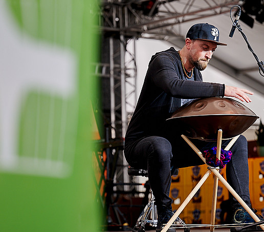 Hang-Drum-Spieler auf der Bühne