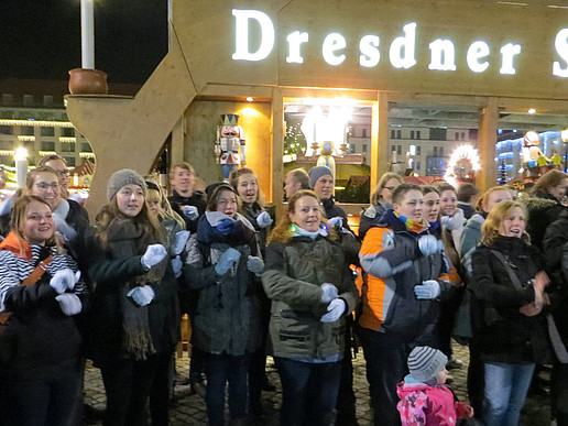 Sign language course participants created a Christmassy atmosphere with a "sign mob" at the Dresden Striezelmarkt