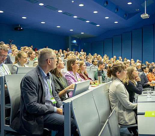 Well-filled lecture hall during a lecture, the participants follow the proceedings attentively.