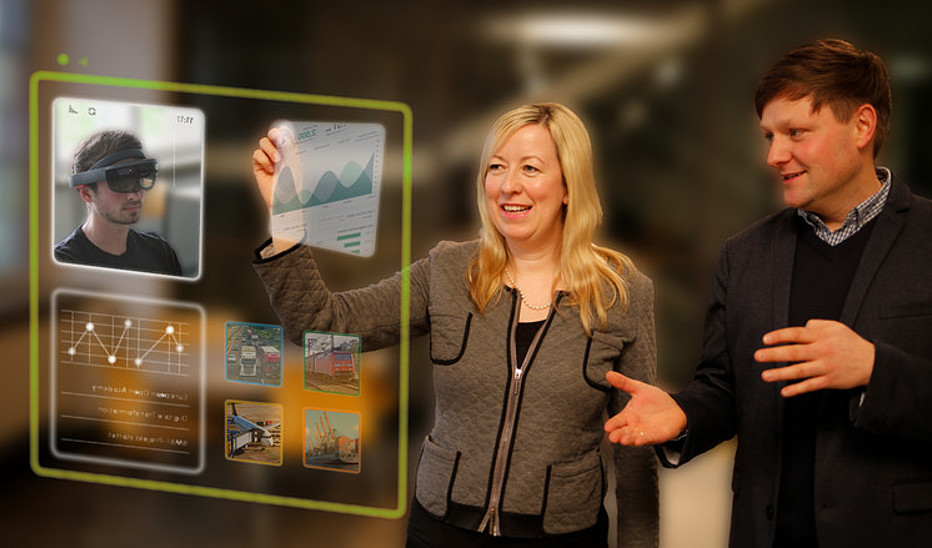 Foto: HSZG Vor einer virtuellen Leinwand stehen die Prorektorin und ein HSZG-Mitarbeiter und schauen auf virtuelle Grafiken.