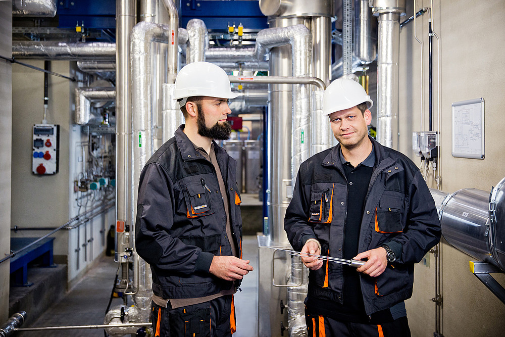 Torsten Klette and colleague in front of the test facility.