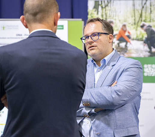 District Administrator and Rector in conversation.