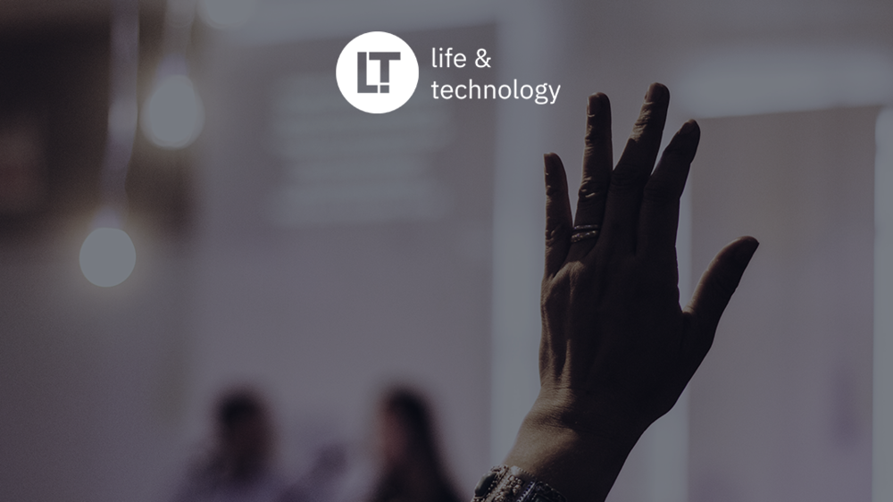 Eine Hand streckt sich in die Höhe. Zu sehen ist noch das Logo von Life and Technology.