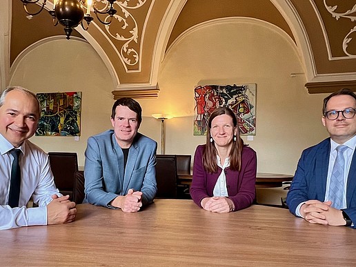 Die Gesellschafter der SFA GmbH sitzen im Görlitzer Rathaus am Tisch.