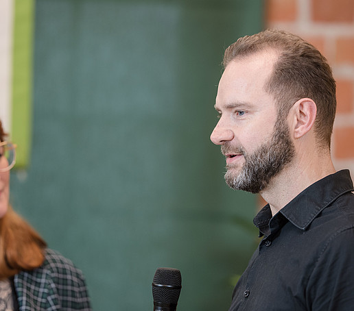 Presenter with HSZG employee in the studio