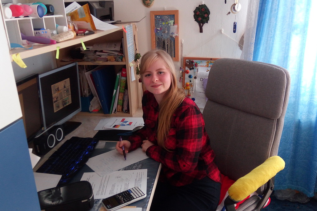 Female participant in her room in front of the computer.