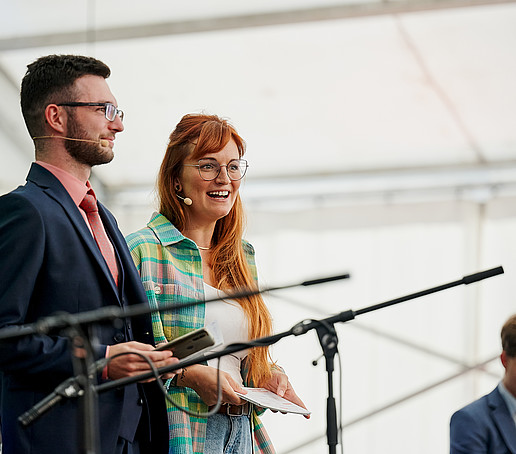 Lennart Höhne und Victoria Hohlfeld führten charmant und unterhaltsam durch das Programm.