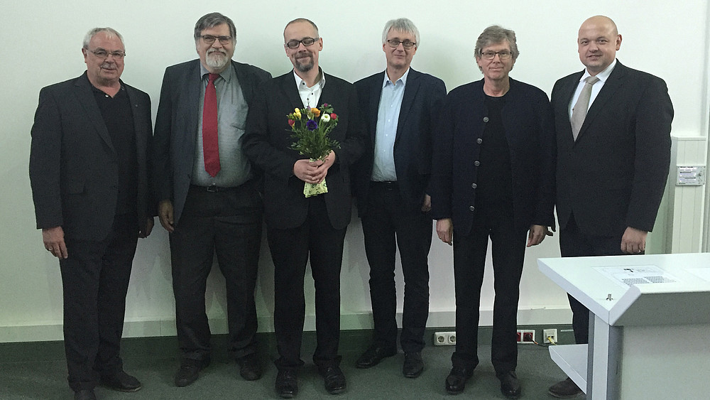 Jörg Heidig und die Redaktionskommission (v.r.n.l.): Prof. Dr. Herbert Bock (HSZG), Prof. Dr. Albert Löhr (IHI Zittau), Jörg Heidig, Prof. Dr. Thorsten Claus (IHI), Prof. Dr. Frank Schirmer (TU Dresden), Prof. Dr. Matthias Schmidt (HSZG)