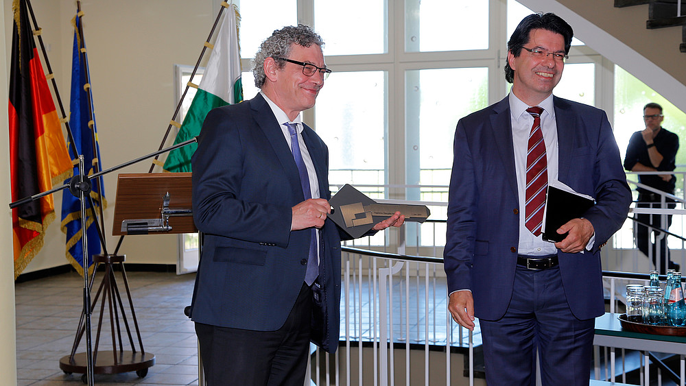 It fits! Rector Prof. Friedrich Albrecht now officially holds the key to House Z I in his hands