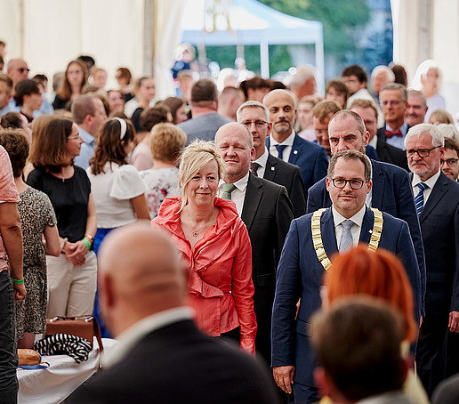 Der Senat zieht angeführt von Rektor und Prorektorin in das Zelt ein.