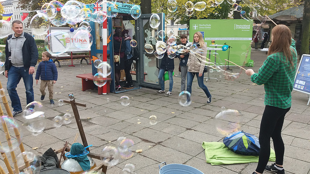 Bubble artists created a dazzling atmosphere at the opening of the Bücherboxx